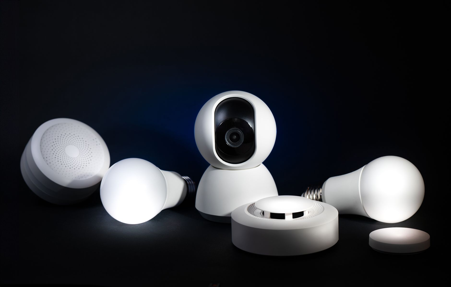 Domotique et bâtiments intelligents : premières solutions IoT visibles au quotidien — dispositifs d'automatisation domotique