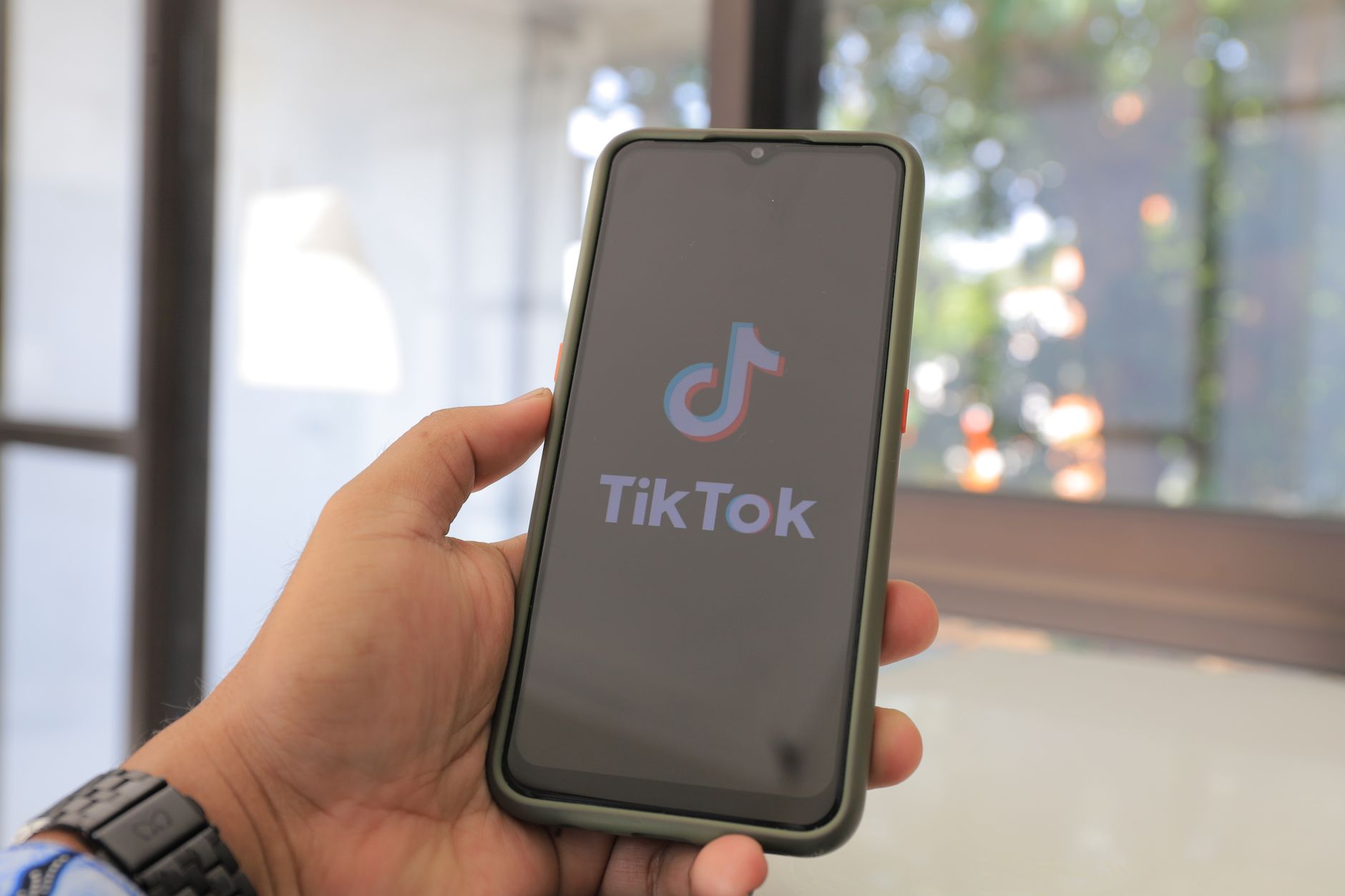 Générateur de like TikTok : fonctionnement réel et coulisses techniques — engagement sur les réseaux sociaux TikTok