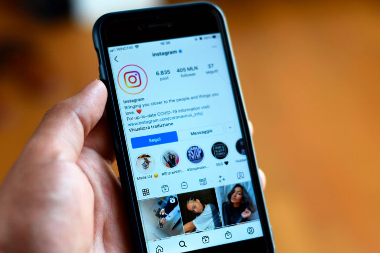 Comment savoir si on est — application Instagram sur écran de smartphone