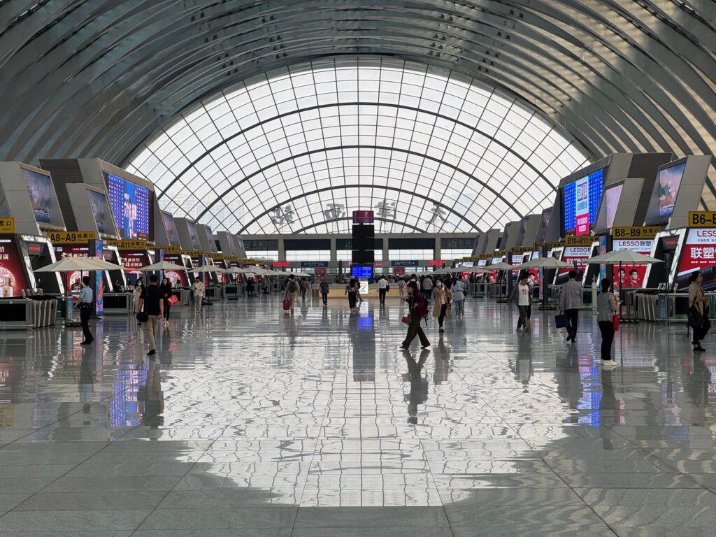 IoT aéroport applications concrètes et — technologie IoT aéroport flux passagers