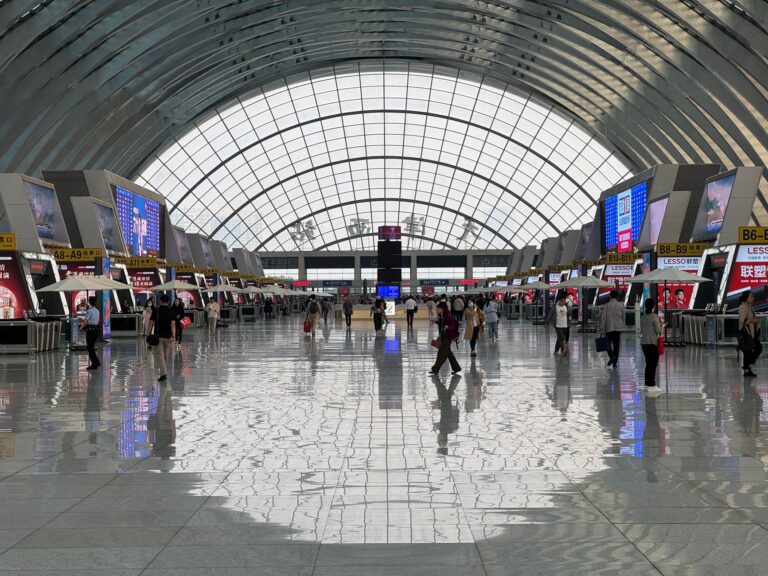 IoT aéroport applications concrètes et — technologie IoT aéroport flux passagers