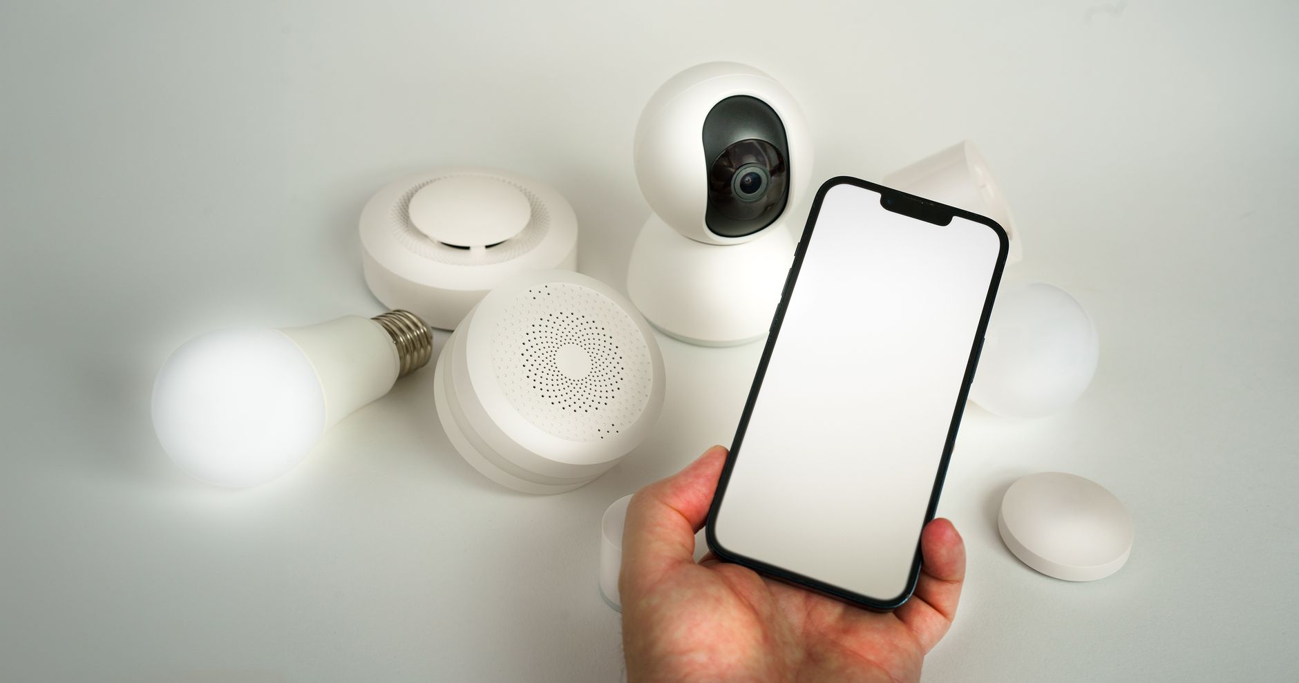 Internet des objets et IoT informatique : définition claire, architecture et principaux réseaux — appareils IoT maison intelligente