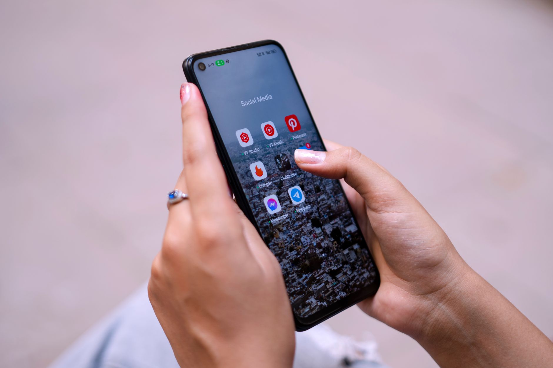 IQ Checker Twitter et profil X : comment fonctionne ce type de score IQ en pratique — personne utilisant smartphone réseaux sociaux