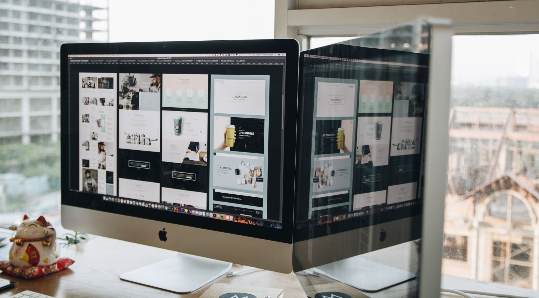 Joomla vs WordPress : comprendre les différences avant de parler migration — écran d'ordinateur affichant Joomla et WordPress