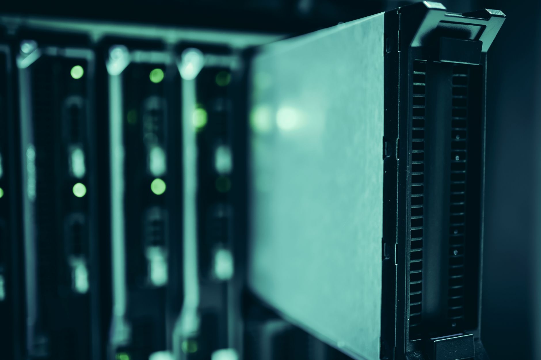 Raw Disk Mapping sur VMware et ESXi : définition concrète, modes et cas d’usage — salle serveur avec stockage disque brut