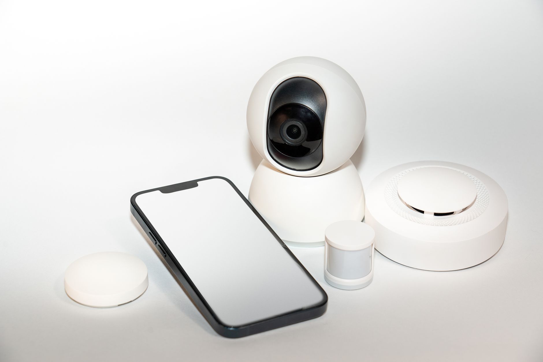 Sécurité IoT et objets connectés domestiques : le faux sentiment de confort — dispositifs de sécurité maison intelligente