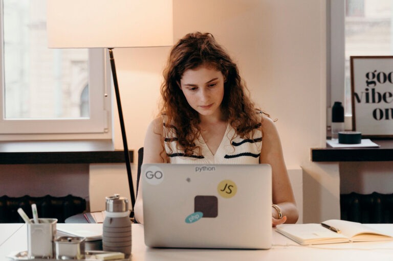 Découvrez comment le numérique révolutionne les métiers de la communication en apportant innovation, rapidité et nouvelles opportunités dans le secteur.