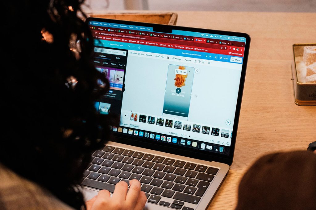 Découvrez comment le numérique révolutionne les métiers de la communication en apportant innovation, efficacité et nouvelles opportunités aux professionnels du secteur.