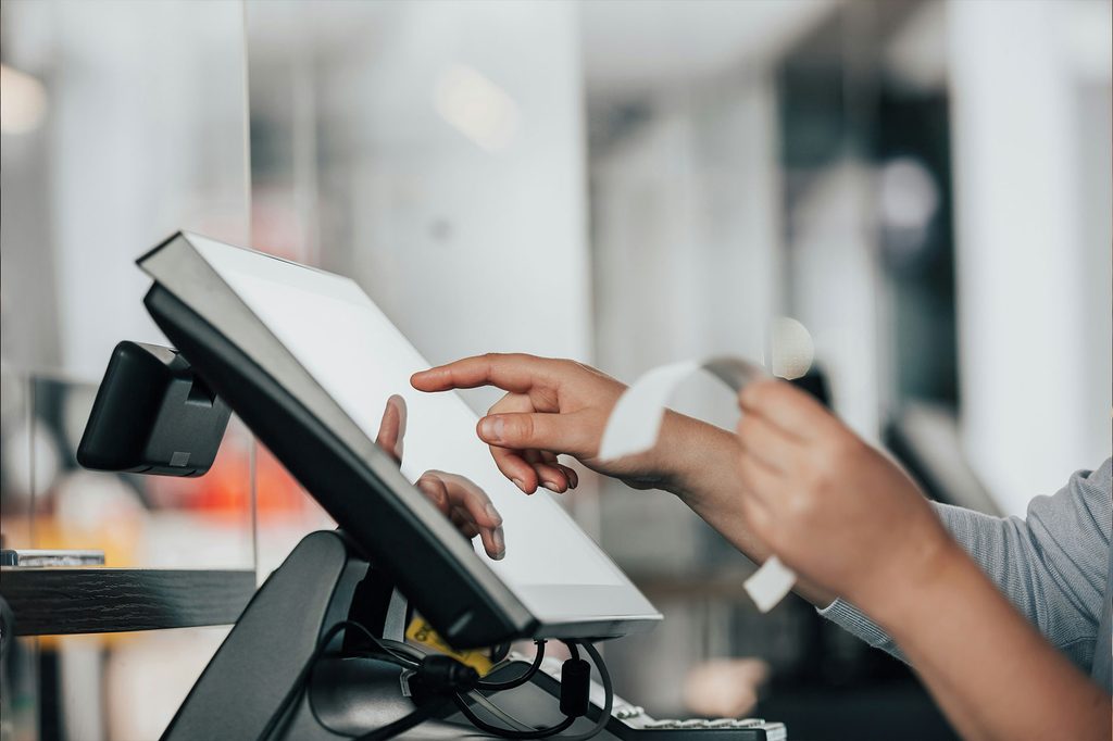 Découvrez comment les commerces de proximité peuvent se préparer efficacement à la facturation électronique obligatoire dès 2026, avec des conseils pratiques et des étapes clés pour réussir cette transition.