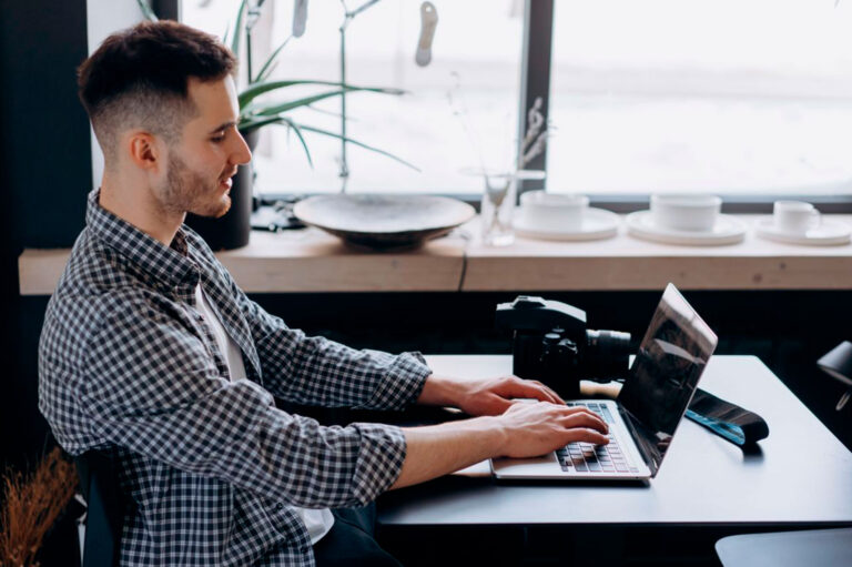 Freelance IT, développeur ou consultant tech : pourquoi la RC Pro n'est pas une option en 2026 ?