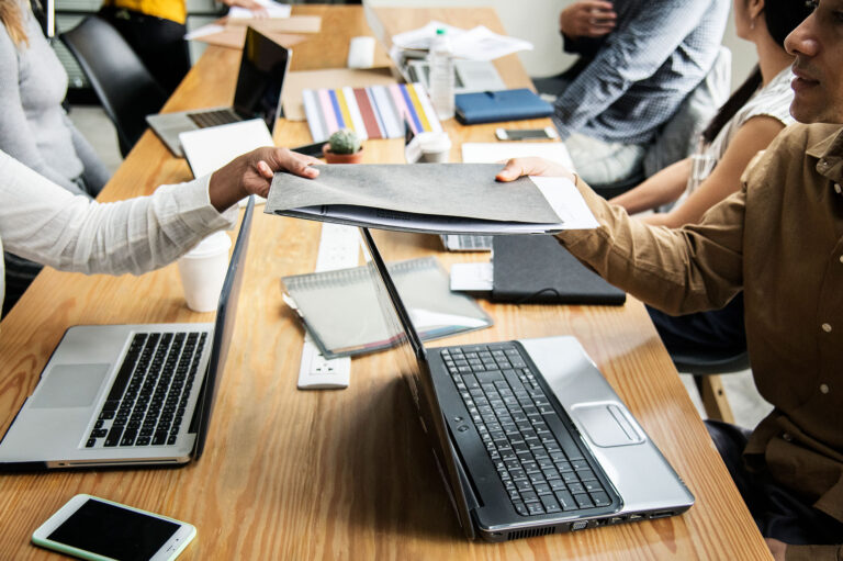 Top 8 des assurances multirisques professionnelles pour un bureau avec du matériel informatique