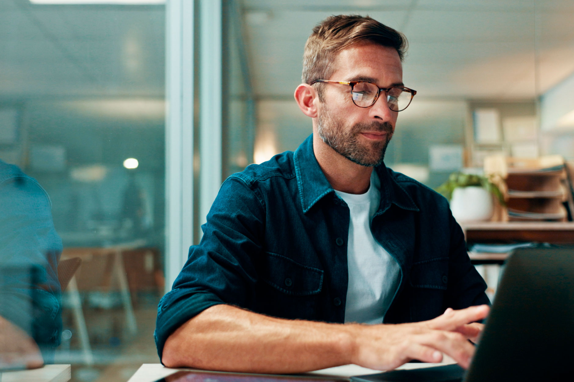découvrez comment utiliser redirectmatch dans votre fichier .htaccess : exemples concrets et étapes pour configurer des redirections 301 efficaces.