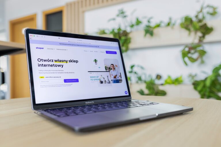 Joomla ou PrestaShop comment choisir — design de site e-commerce sur ordinateur