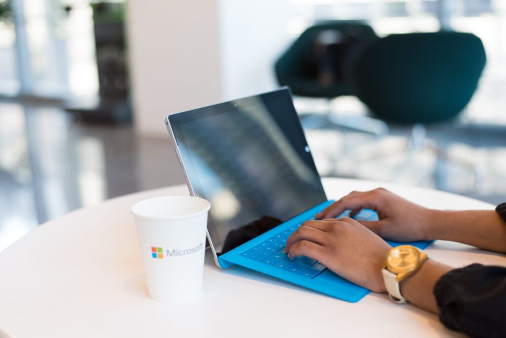 Microsoft Start Feed Provider explications — écran d'ordinateur Windows avec Microsoft Start
