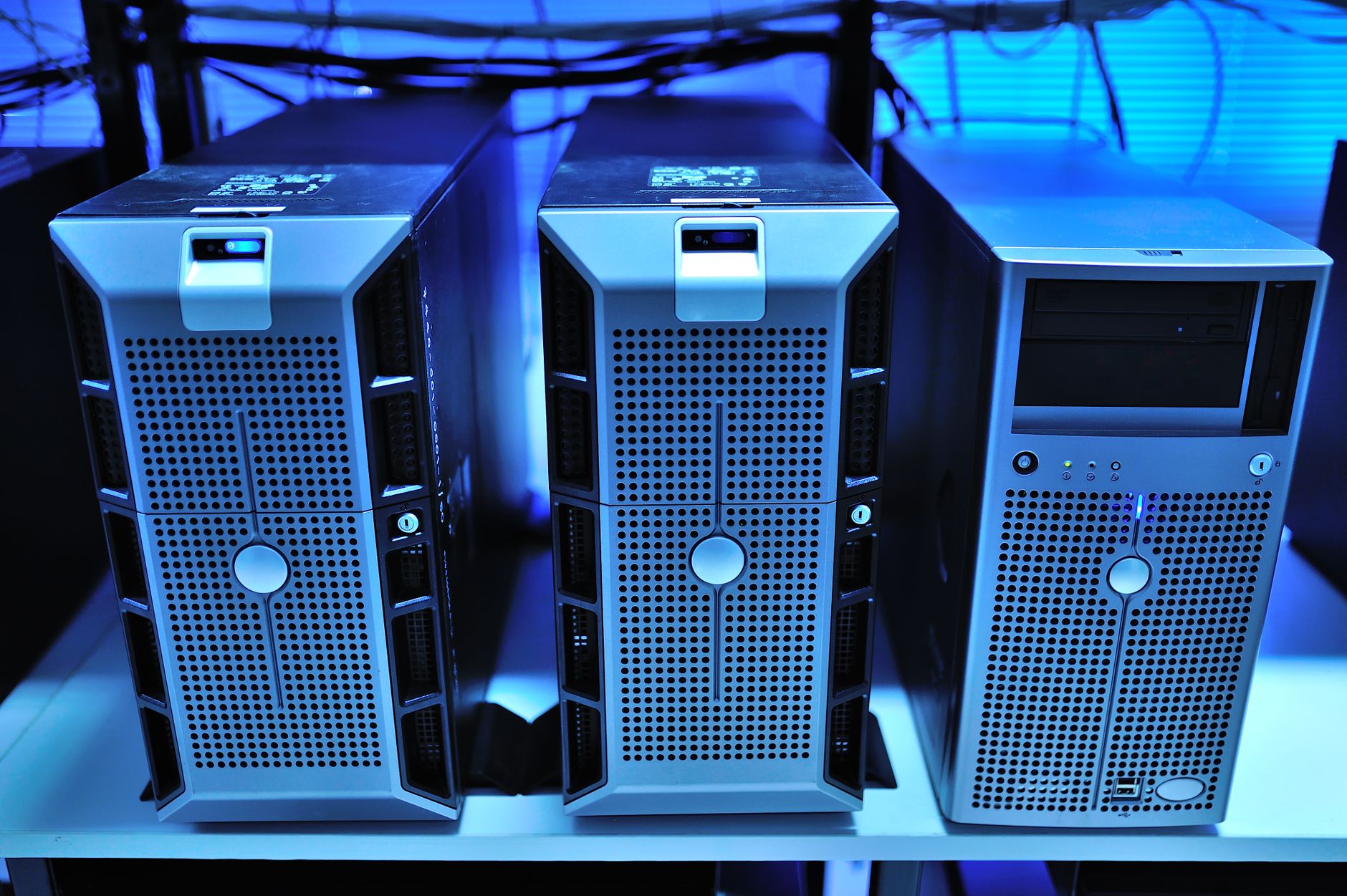 Proxmox vs VMware : bases techniques, architecture et gestion des ressources — salle serveur technologie virtualisation