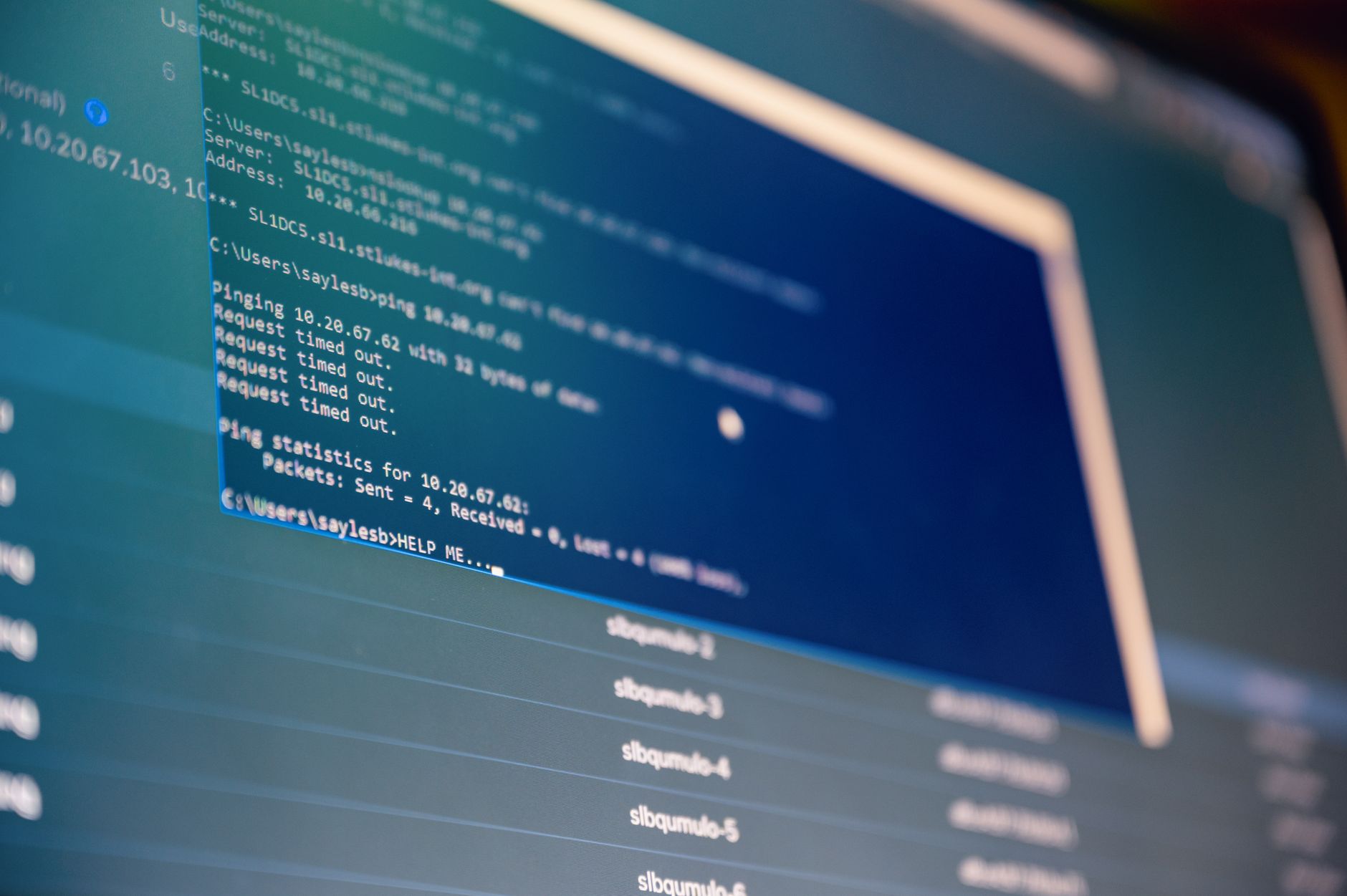 Suivre un fichier en temps réel avec tail -f sous Linux pour le diagnostic système — écran d'ordinateur affichant des fichiers log