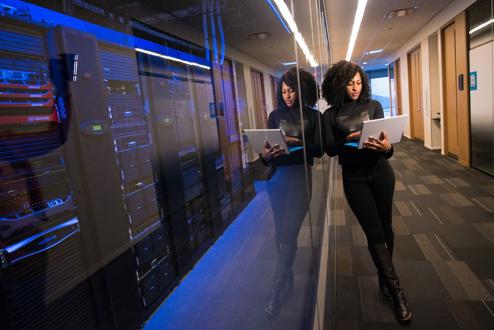 VMware ESX vs ESXi : comprendre l’hyperviseur et ce qui tourne vraiment sur tes serveurs — salle serveur avec logo VMware
