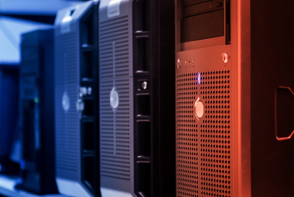 VMware ESX/ESXi fonctionnement, versions supportées — salle serveur avec logo VMware