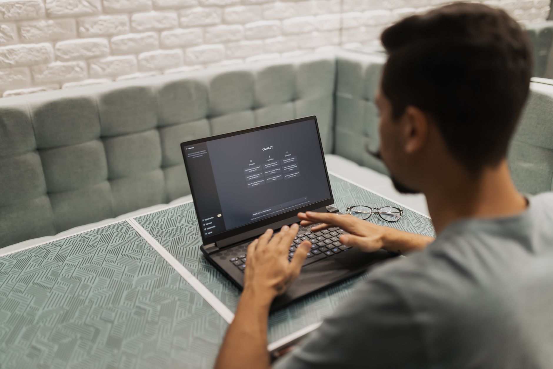 Windows 11 Famille ou Pro : comprendre les bases avant de choisir — interface Windows 11 sur ordinateur portable
