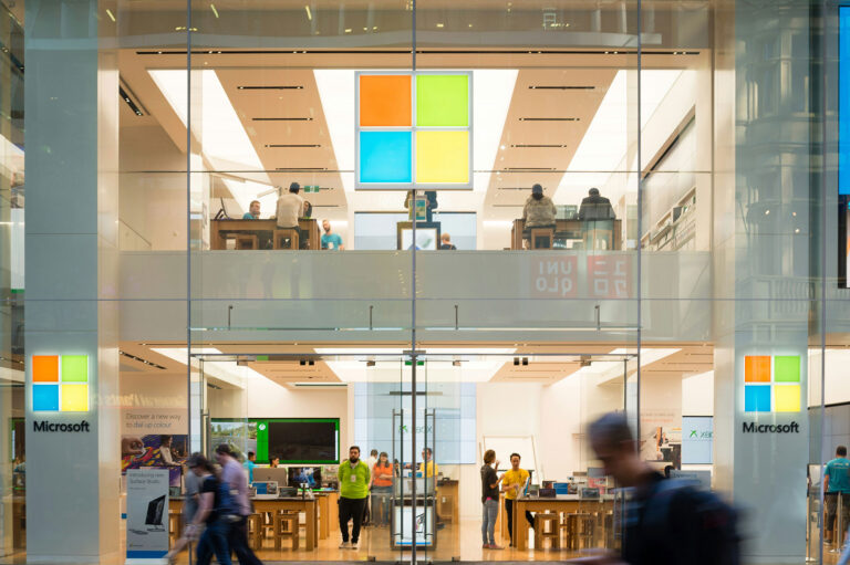 Différence entre Microsoft et Google — comparaison des logos Microsoft et Google