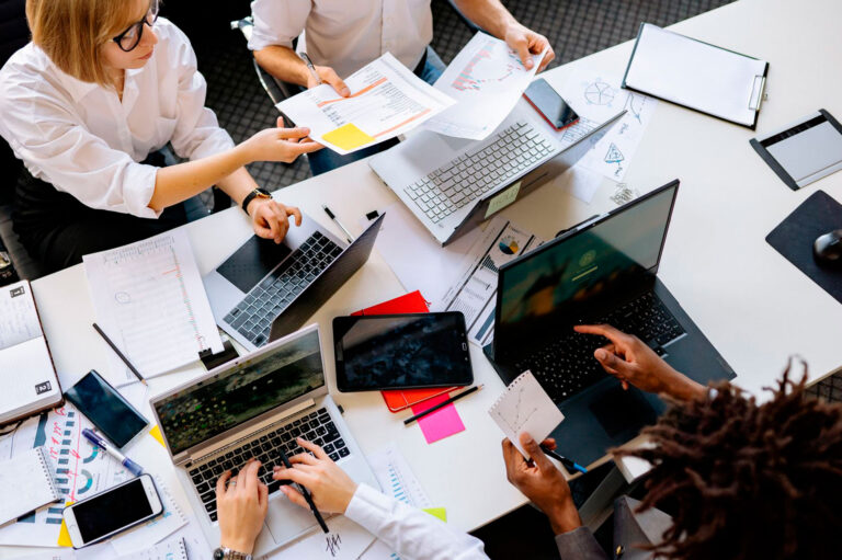 Google Workspace vs Microsoft 365 — espace de travail avec ordinateurs portables