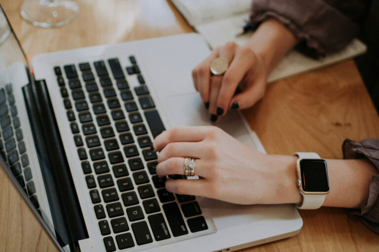 découvrez comment installer macos sur vmware grâce à un guide pas à pas : prérequis, configuration et conseils pour différentes versions et systèmes.