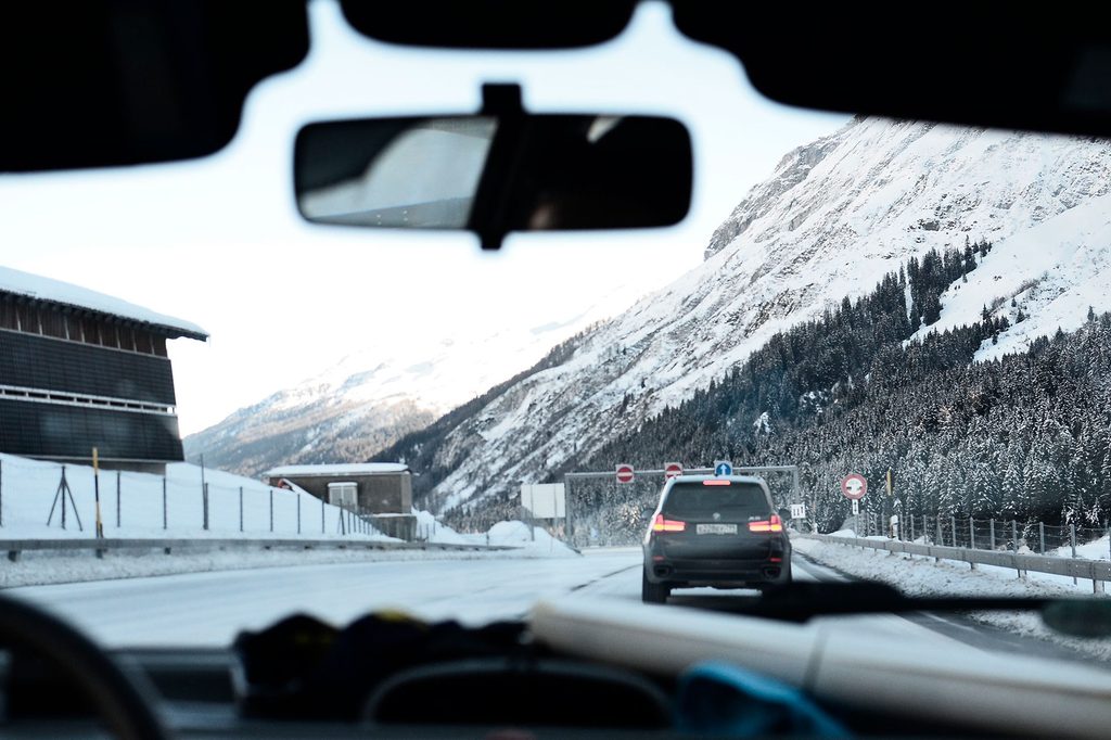 Travailleurs frontaliers : quelles assurances prévoir en Suisse ?