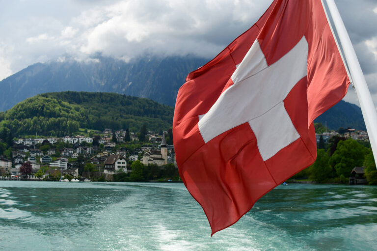 Travailleurs frontaliers : quelles assurances prévoir en Suisse ?