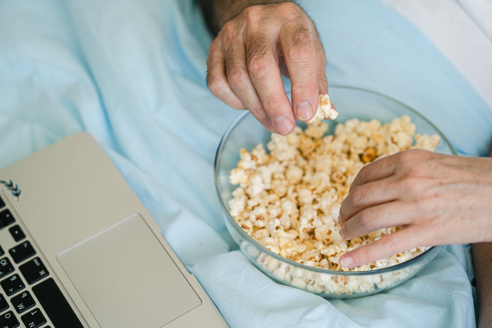 Fusov films gratuits : comment le site fonctionne réellement — personne regardant un film sur un ordinateur portable