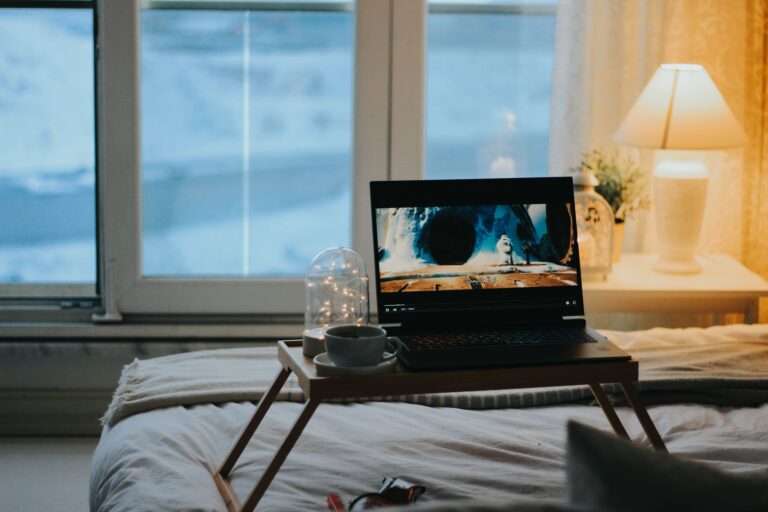 Fusov films gratuits, nouvelles adresses — personne regardant un film sur un ordinateur portable