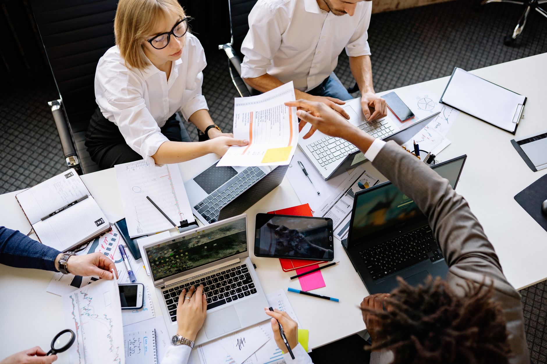 Google Workspace vs Microsoft 365 : les points à retenir pour une PME — espace de travail avec ordinateurs portables