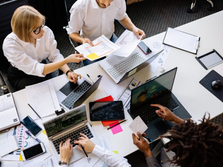 Google Workspace vs Microsoft 365 — espace de travail avec ordinateurs portables