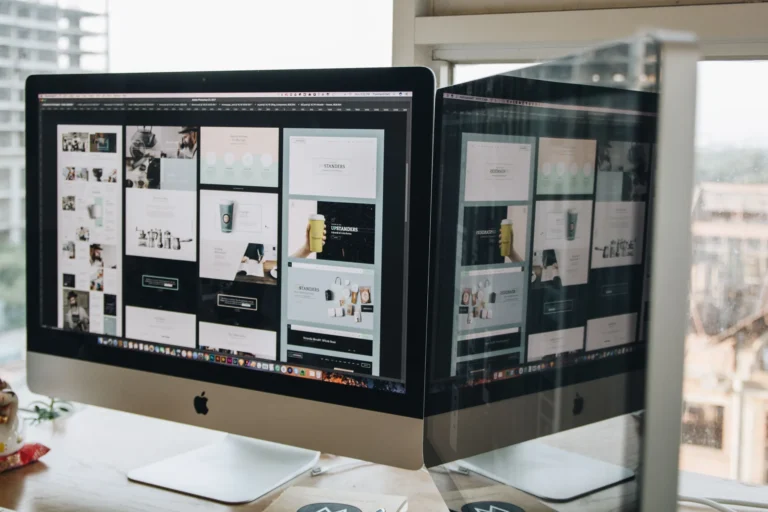 Écran d’ordinateur affichant une maquette de site web dans un espace de travail