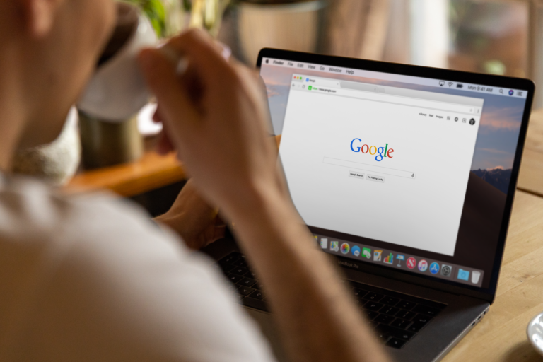 Supprimer les recherches populaires mode — écran d'ordinateur historique de recherche Google